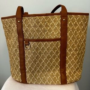 Ladie’s Tote Diamond pattern Grass body, lined inside pockets 2 +1 w/zipper